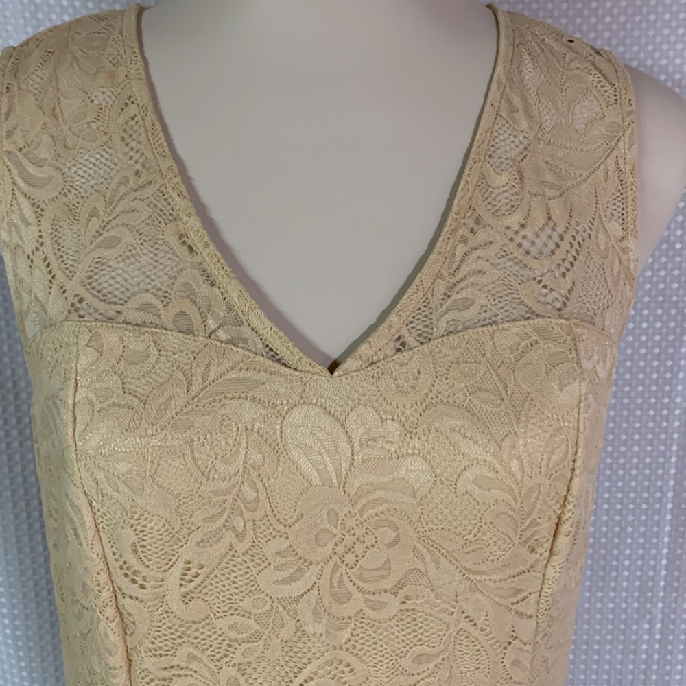 Beautiful classic high/low creamy golden stretchy lace dress size L